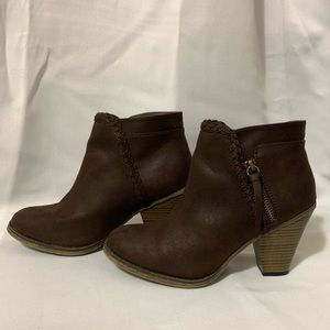 Cute brown boots size 7
